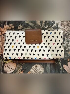 Fossil White Wallet with Black Hearts and Multicolor Accents